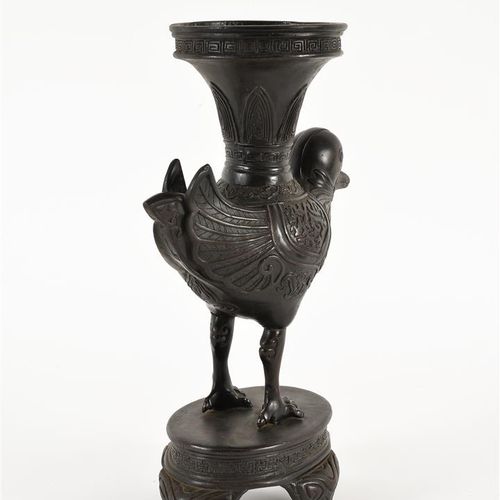 Null Bronze vase with decoration of a bird. Japan, 19th century.
H: 34 cm.