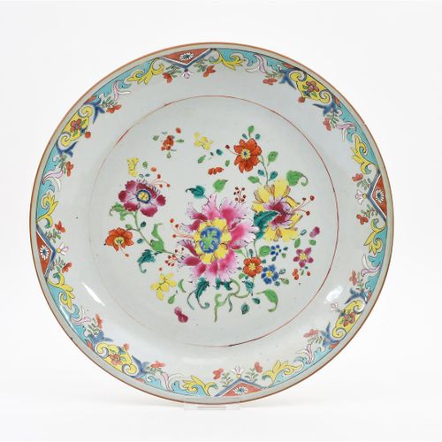 Null 瓷碟上有多色花卉装饰。中国，19世纪。
D：39厘米。