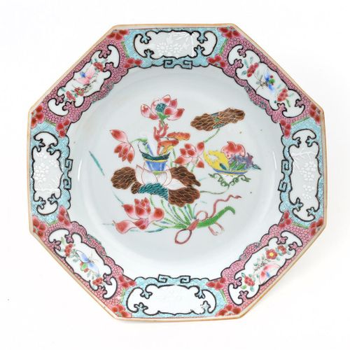 Null A pair of octagonal famille rose porcelain plates with decor of flowers. Un&hellip;