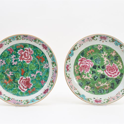 Null 一套多色瓷碟，带有花卉装饰。中国，19世纪。
D：33.5厘米。