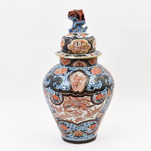 Null Vaso con coperchio in porcellana Imari con decorazione floreale policroma. &hellip;