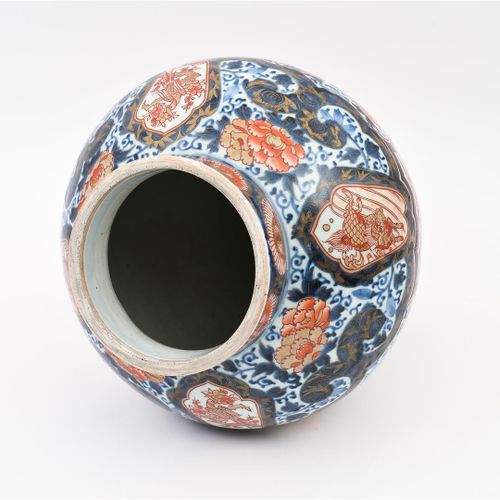 Null Pot à couvercle en porcelaine Imari à décor floral polychrome. Japon, Arita&hellip;