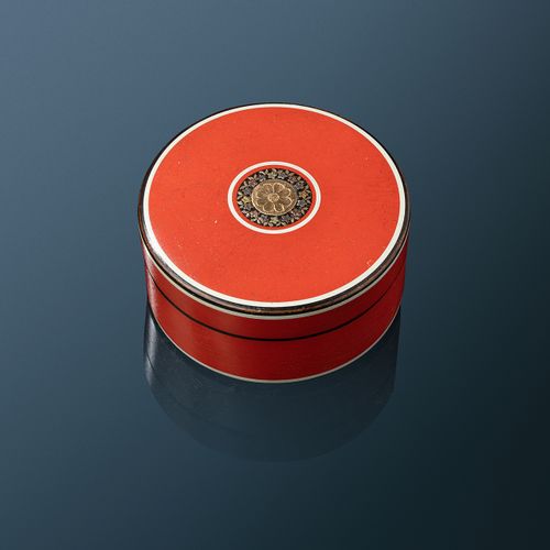 Null 路易十六时期红漆和玳瑁圆盒

棕色玳瑁圆盒，全部用红漆装饰，边缘有白色圆角，盒盖中心装饰有金色花环，边上有多种颜色的金花楣。
状况良好，边缘有一个轻微&hellip;