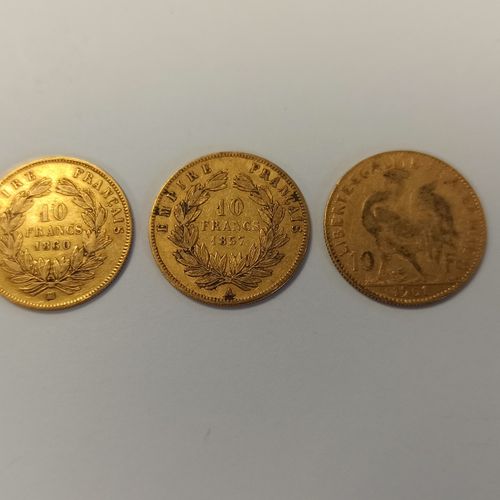 Trois pièces en or comprenant : deux 10F Napoléon III et un 10F Coq poids : 9,6g