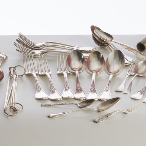 一批重要的物品包括：若干餐具、叉子、勺子、刀子、杯子、烤串......。全部为银制 重量：1980克