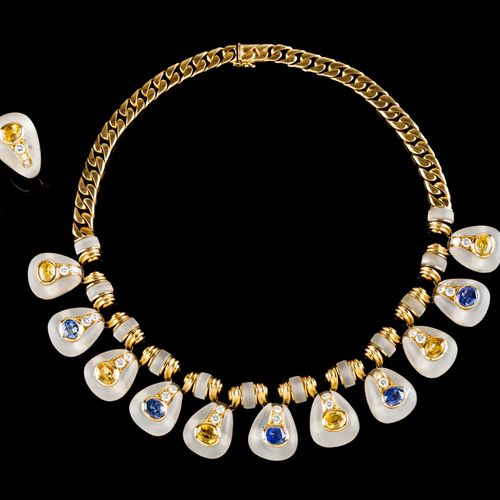 Null 一条项链和一对耳环
黄金

镶嵌有6颗黄色蓝宝石、5颗蓝色蓝宝石（7x5毫米）和33颗明亮型切割钻石（约4.00克拉）的岩石水晶元素

相同的耳环镶嵌&hellip;