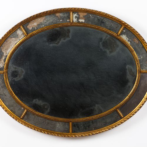 Null Una coppia di specchi ovali
Cornici in legno dorato

Europa, XIX secolo

(p&hellip;