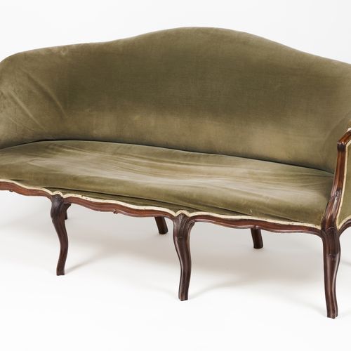 Null 一套乔治三世的十二张椅子和一张三座沙发
一把扶手椅

桃花心木和其他木材

扇形，穿孔和雕刻的瓮和叶子图案装饰的花板

绿色天鹅绒软垫

英国，18世&hellip;
