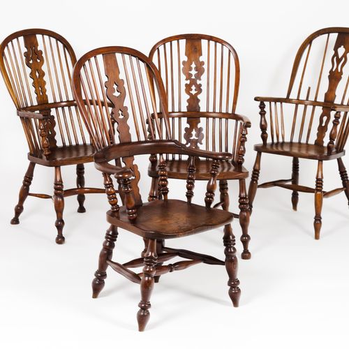 Null 一套四把不同的椅子 温莎风格
栗木和其他木材

扇形桌子，腿上有空心盘子

(损失和缺陷，有木虫的证据)



116x66x67厘米