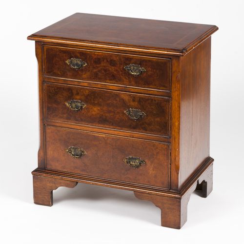 Null 一个乔治三世风格的小抽屉柜
桃花心木

毛边胡桃木饰面

三个抽屉和金属配件

英国，20世纪

70x63,5x40厘米