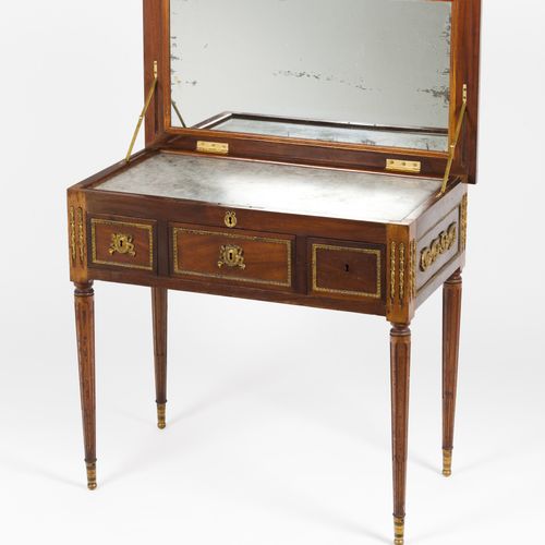 Null 一个路易十六风格的梳妆台
樱桃木和其他木材

青铜配件

内有大理石桌面和镜子

有e个抽屉

法国，19世纪

(损失、缺陷和磨损的痕迹)

75,&hellip;
