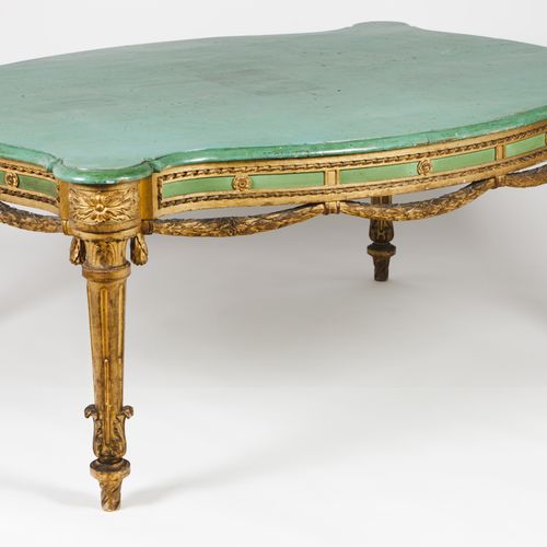 Null 一张新古典主义的大型中心桌
木头

鎏金、雕刻和大理石纹装饰

绿色油漆木的扇形桌面

欧洲，约1790年

(修复，轻微的损失，缺陷和木虫的证据)
&hellip;