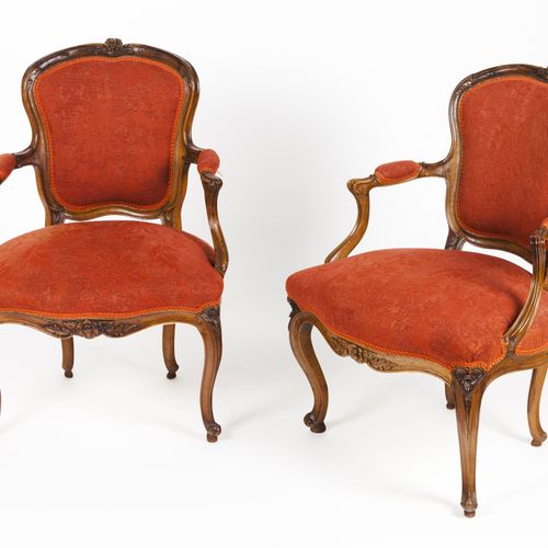 Null 一对法国风格的D.José fauteuils
Walnut

雕刻装饰

座椅，椅背和扶手采用波尔多布装饰

葡萄牙，18世纪

(修复，有木虫的痕&hellip;