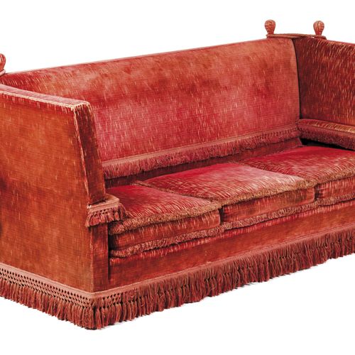 Null 一张诺尔沙发
红色天鹅绒软垫

铰接式扶手和背部

英国，20世纪

(有磨损的痕迹)

102x250x82厘米