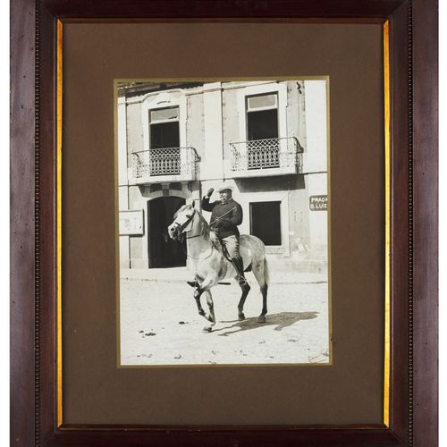 Joshua Benoliel (1873-1932) Le roi Carlos Ier à cheval sur la place D.Luís, Casc&hellip;
