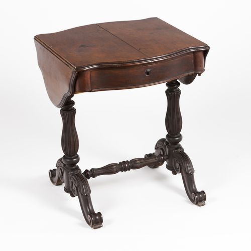 Null 浪漫主义时代的边桌
桃花心木材质

雕刻装饰的桌腿和担架

一个抽屉，椭圆的顶部有两个落叶

葡萄牙，19世纪

(损失、缺陷和磨损的痕迹)

69x&hellip;