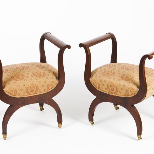 Null 一对路易-菲利普的法尔兹凳
实心和贴面的桃花心木

纺织软垫座椅

瓷质脚轮

法国，19世纪

73x66x43厘米