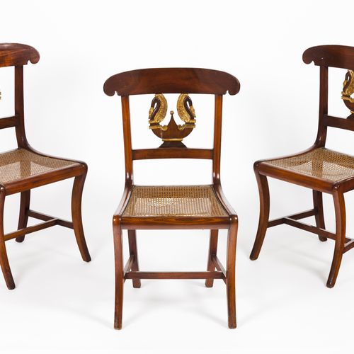 Null 一套三把帝国椅
在桃金娘中

背部有雕刻、穿孔和部分鎏金的天鹅装饰

椅子上有藤条

葡萄牙，19世纪

(轻微的损失、缺陷和修复)

88,5x52&hellip;