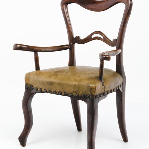 Null 一把微型扶手椅
胡桃木、桃花心木和其他木材

黄铜钉装饰的绿色皮革软垫座椅

英国，19世纪

(损失、缺陷和木虫的证据)

57x44x31厘米