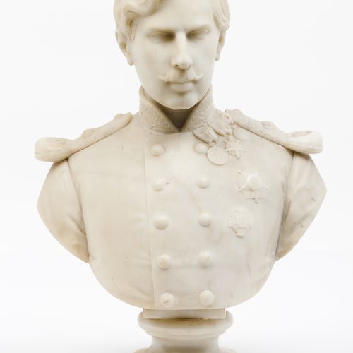 Anatole Calmels (1822-1906) 佩德罗五世国王
白色大理石雕塑

有签名和日期的1866年

(肩章的轻微修复)

高度：40.5厘米