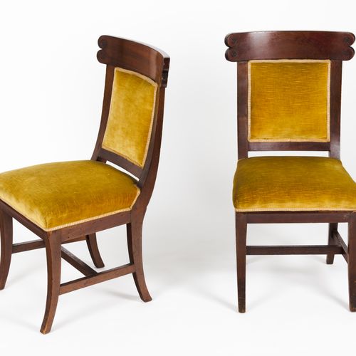 Null 一对椅子 路易-菲利普
实心和贴面的桃花心木

天鹅绒装饰的座椅和椅背

法国，20世纪

(有磨损的痕迹)

87,5x48x54厘米