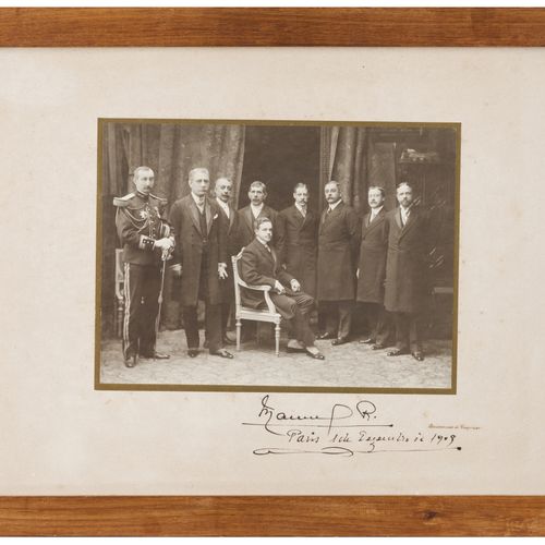 Null 葡萄牙国王曼努埃尔二世和他的一些议员们
纸和纸板上的照片

摄影棚：Boissonnas et Caponier

有国王签名，日期为 "巴黎，190&hellip;