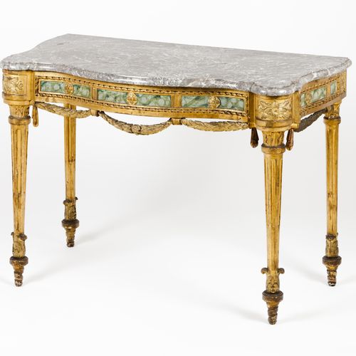 Null 一对新古典主义的办公桌
木材

鎏金，雕刻和大理石纹装饰

灰色大理石的扇形桌面

欧洲，约1790年

(轻微的损失, 缺陷和修复)
在维拉维萨公爵&hellip;