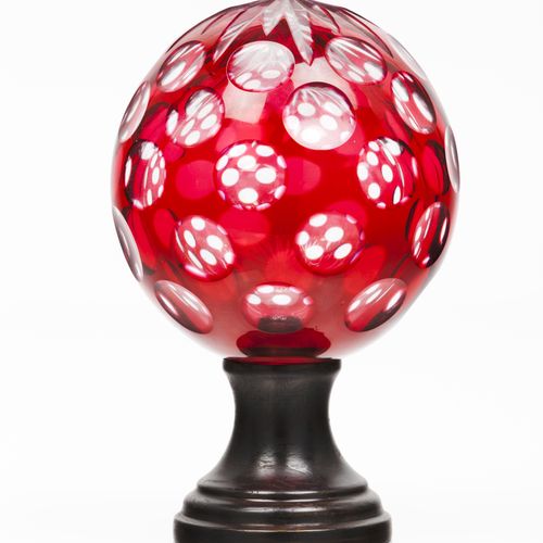 Null A staircase finial
Red mirrored and cut glass

Metal fitting

Height: 19cm
