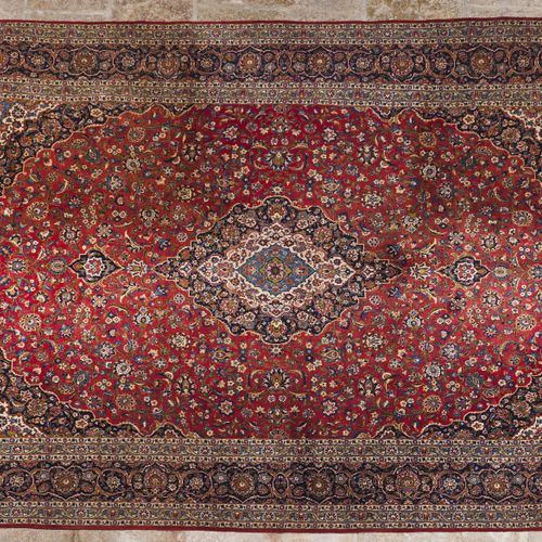 Null Ein Kashan-Teppich, Irão
Aus Wolle und Baumwolle

Florales Muster in Bordea&hellip;
