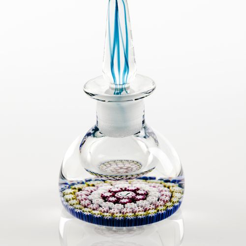 Null Un flacon de parfum et son couvercle
Verre

Décor intérieur "mille fiori

F&hellip;