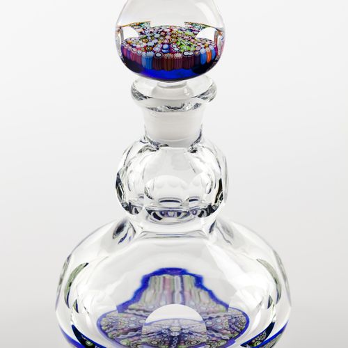 Null 一个瓶子和塞子
琢磨的玻璃

内部有 "millefiori "装饰

法国，20世纪

高度：19厘米