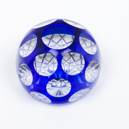 Null A paperweight
Blue faceted glass paste

20th century

Diam.: 8 cm