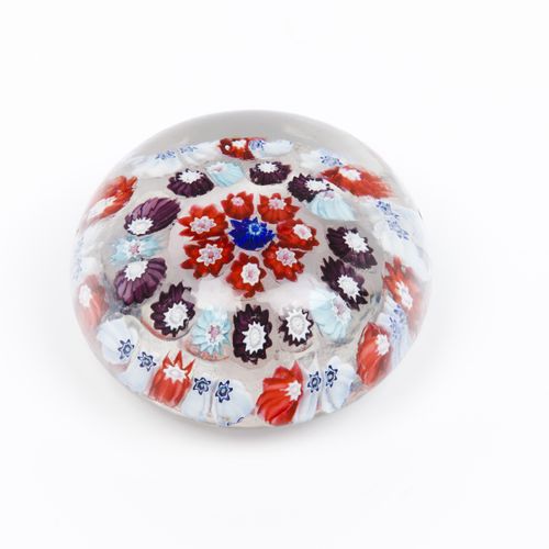 Null A paperweight
Glass paste

Inner decoration with flowers

20th century

Dia&hellip;