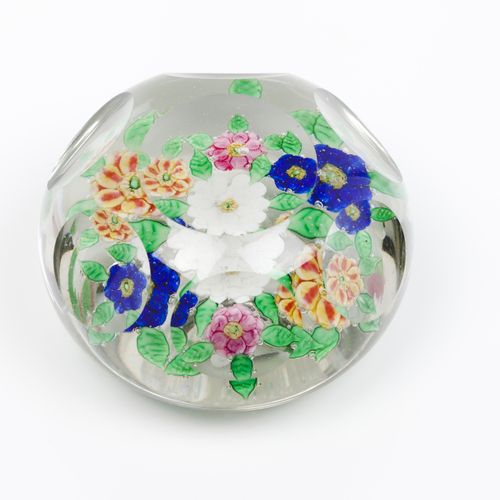 Null 一个镇纸
琢磨玻璃浆

内部有花纹装饰

20世纪

直径：8厘米