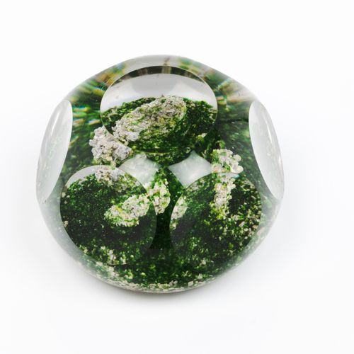 Null 一个镇纸
琢磨玻璃浆

内部绿色浮雕装饰

20世纪

直径：7.5厘米