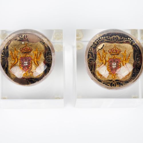 Null 一对旋钮
模制玻璃

内有葡萄牙王室纹章的多色装饰

19世纪

直径：5厘米(最大)
