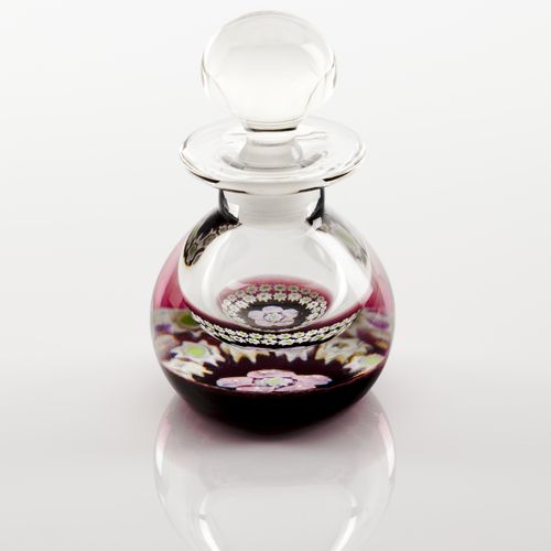 Null 一个香水瓶和盖子
玻璃膏

内有 "mille fiori "装饰

法国，20世纪

高度：9,5厘米