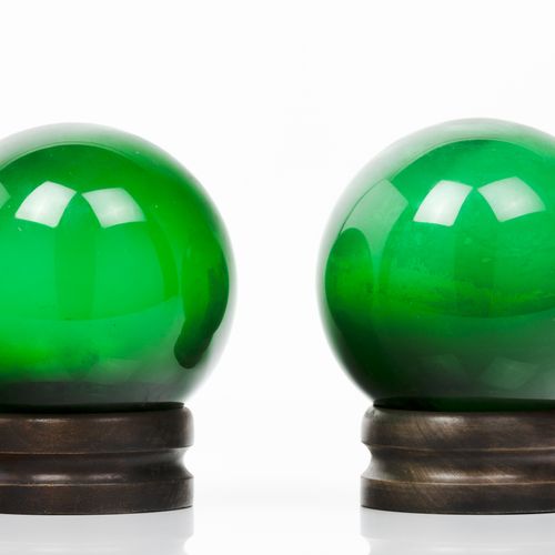 Null Ein Paar Globenschirme
Grünes Glas

Ständer aus verdunkeltem Holz

Höhe: 19&hellip;