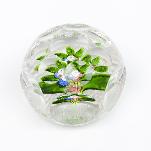 Null 一个镇纸
琢磨玻璃浆

内部的花卉装饰

法国，19世纪

(碎片)

直径：7厘米