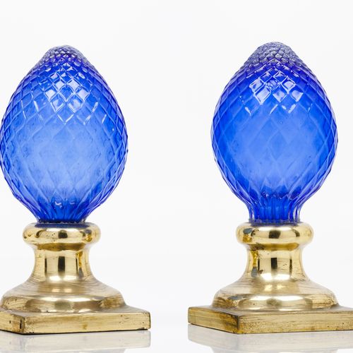 Null A staircase finial
Blue cut glass

Brass fitting

Height: 21,5cm
