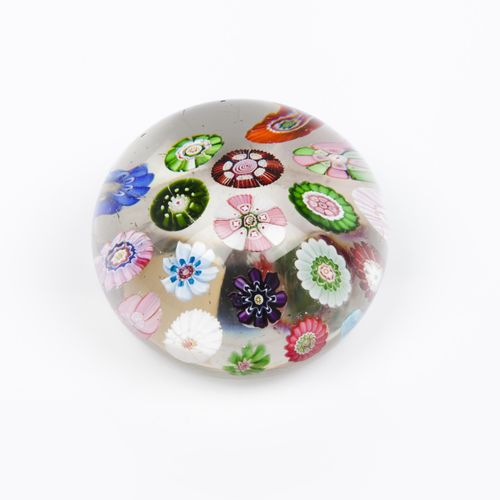 Null A paperweight
Glass paste

Inner flower decoration

20th century

Diam.: 7 &hellip;