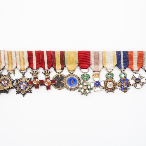 Null Un grupo de insignias y miniaturas
medalla de la Orden del Mérito Militar d&hellip;