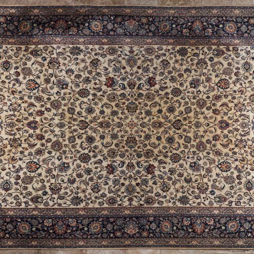 Null 一张Sarough地毯，伊朗
羊毛和棉质材料

以蓝色、红色、米色和绿色为色调的几何和花卉设计

607x402厘米