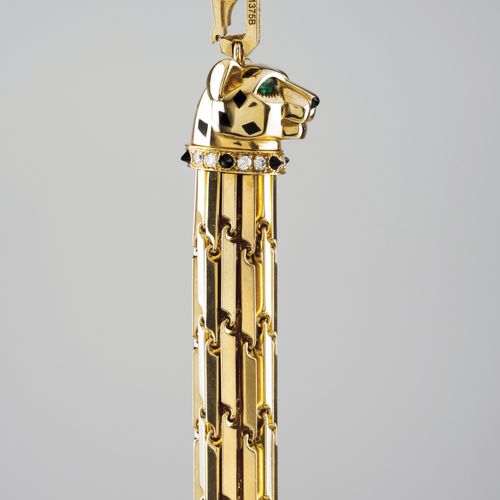 Null 一条重要的卡地亚项链
黄金750/1000 "黑豹 "系列

镶嵌18颗明亮式切割钻石（约0.34克拉）、两颗绿宝石和黑玛瑙

应用黑色珐琅元素

法&hellip;