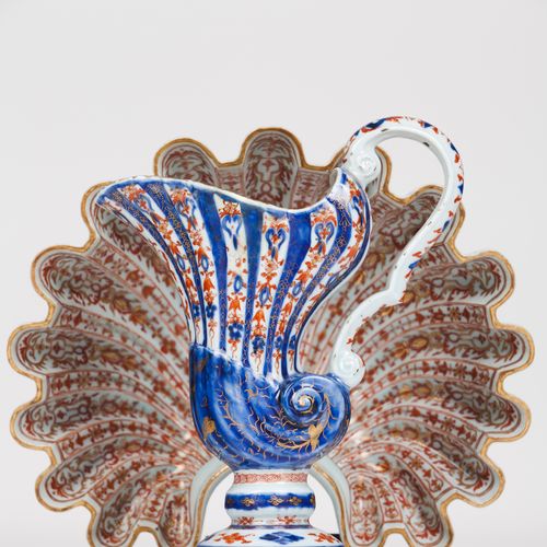 Null 一个重要的陶器和盆子
中国出口瓷器

蓝色、红色和鎏金伊万里装饰的 "贝雷纳克 "风格的图案

鹦鹉螺形的陶器，侧面有凹槽，放在分段式的脚和凹形的底座&hellip;