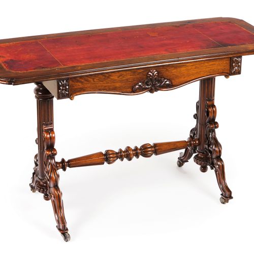 Null 一张维多利亚时代的图书桌
紫檀木和其他木材

雕刻有皮革涂层的桌面和一个抽屉

桌腿和支架上有雕刻装饰，脚上有脚轮

19世纪

(有磨损的痕迹)
7&hellip;