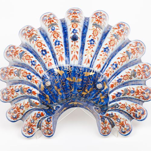 Null 一个重要的陶器和盆子
中国出口瓷器

蓝色、红色和鎏金伊万里装饰的 "贝雷纳克 "风格的图案

鹦鹉螺形的陶器，侧面有凹槽，放在分段式的脚和凹形的底座&hellip;