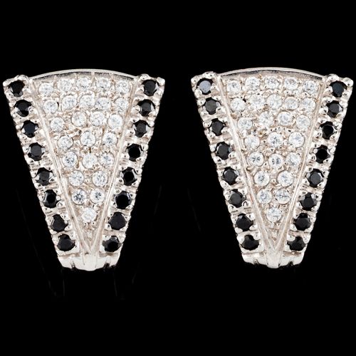 Null A pair of earrings
Gold

Fan shaped set with 48 brilliant cut diamonds pavé&hellip;
