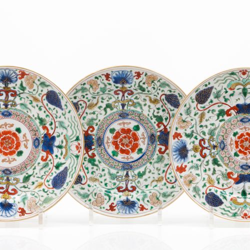 Null Un ensemble de trois assiettes
Porcelaine chinoise

Décor émaillé polychrom&hellip;