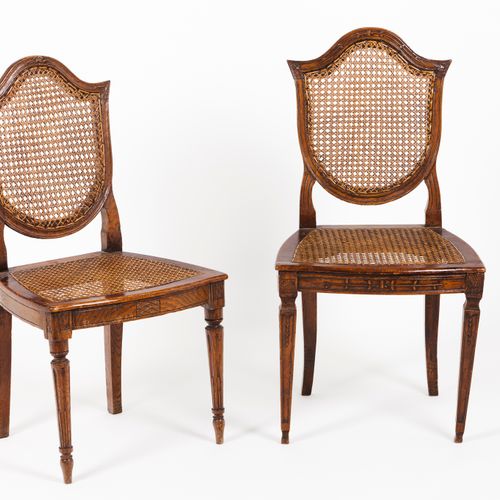 Null 两把新古典主义椅子
胡桃木雕花

椅背和座椅

欧洲，18世纪

(有磨损、损失和缺陷的痕迹)
95x50x43厘米